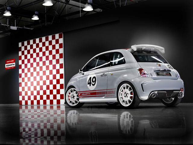 Abarth auf dem Pariser Automobilsalon - Leistungskit esseesse im 500  Abarth feiert Weltpremiere - 500 Abarth Assetto Corse wird erstmals breitem  Publikum präsentiert, Abarth